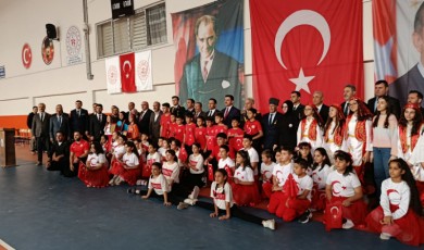 Kırmızı Beyaza Bürünen Kapalı Spor Salonunda Cumhuriyet Coşkusu...