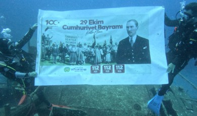 Malatya İtfaiyesi Su Altı Ekibi Cumhuriyet’in Yüz Üçüncü Yılını Kutladı