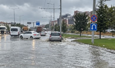 Malatya'da Aniden Bastıran Şiddetli Yağış Nedeniyle Cadde ve Sokaklar Göle Döndü