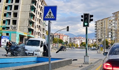 Trafik Işıklarında Çarpışan Araçlar Yoldaki Kadın Yayıları Dehşete Düşürdü