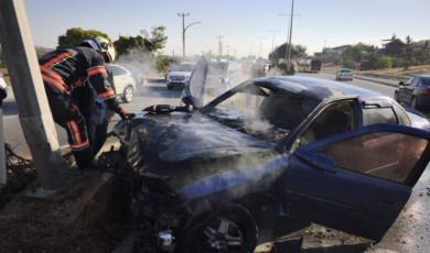 Trafik Kazasının Ardından Alev Alan Otomobil Kullanılamaz Hale Geldi
