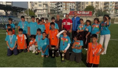 Yeşiltepe Spor Kompleksinde Sahaya Çıkan Genç Hokeyciler Müsabaka Heyecanı Yaşadı