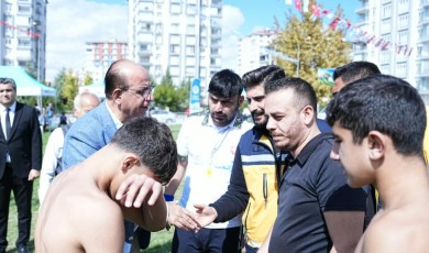 Yeşilyurt Belediye Başkanı İlhan Geçit Er Meydanında Sakatlanan Güreşçilerin İmdadına Koştu