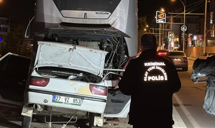 Yolcu İndiren Otobüse Arkadan Çarpan Otomobildeki Üç Kişi Yaralandı