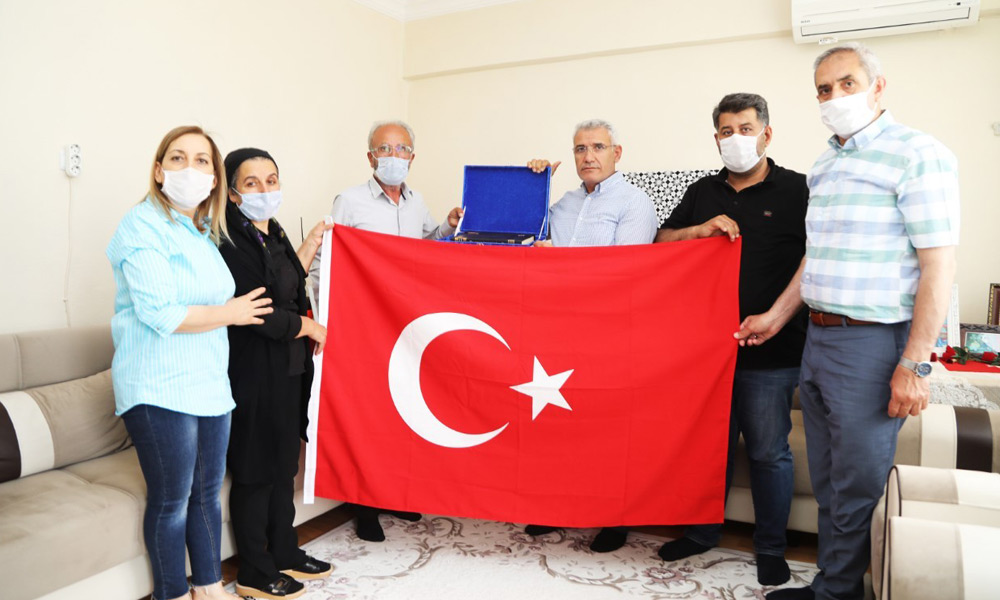 Şehit babasına Babalar Günü ziyareti
