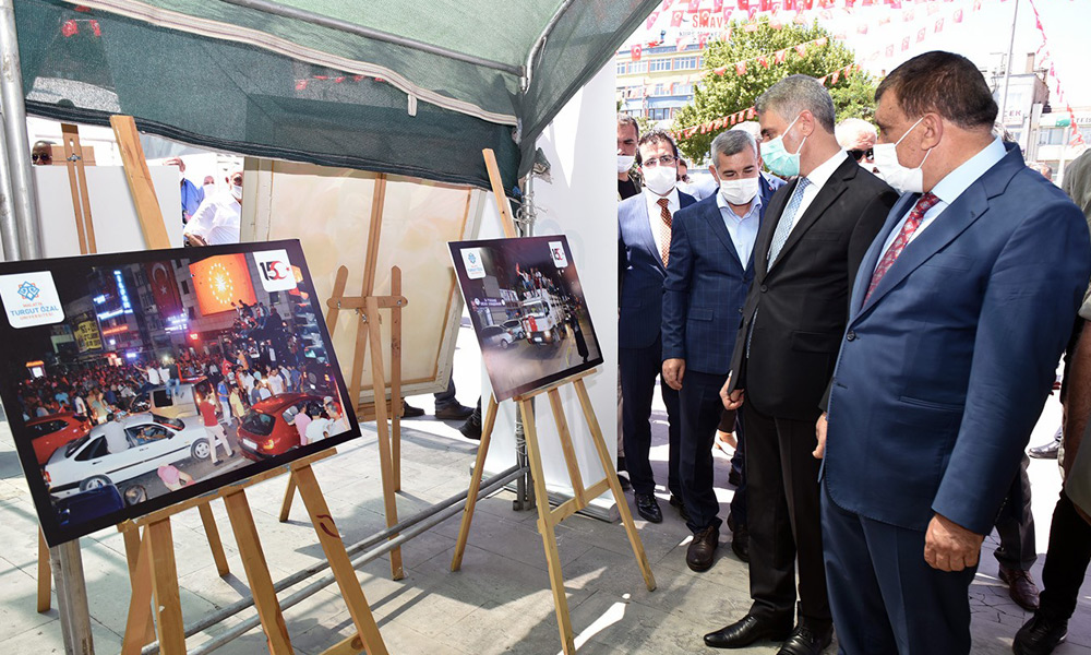 Anı defteri ve fotoğraf sergisi açıldı