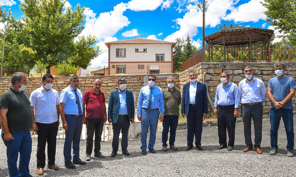 Öztürk: “Yazıhan’da 200 kilometre yol yapılıyor”