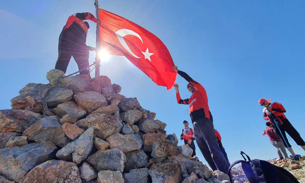 Türk bayrağı Beydağı'nın zirvesinde!