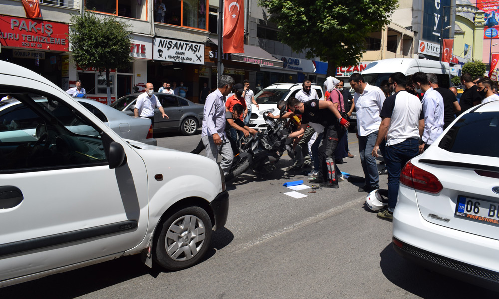 Polisler kaza yaptı!
