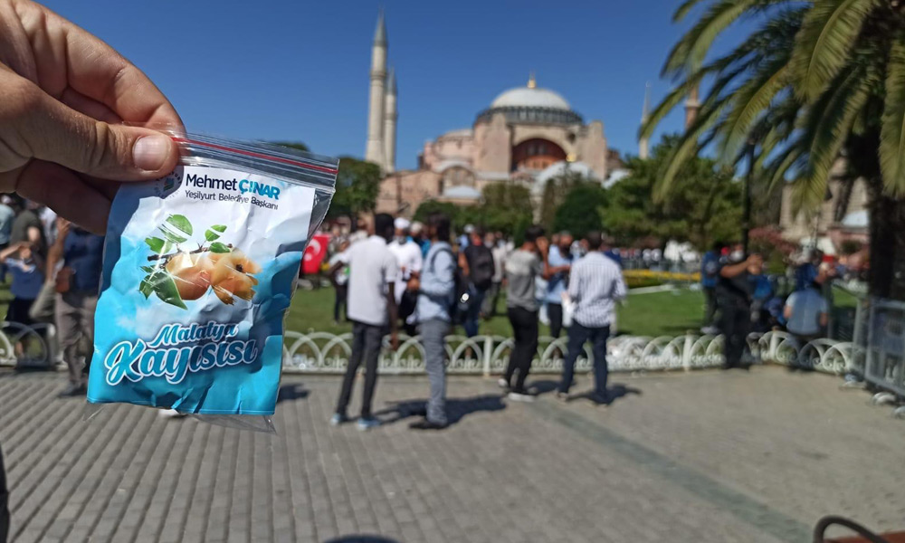 Ayasofya'daki ilk namazda kayısı sürprizi!