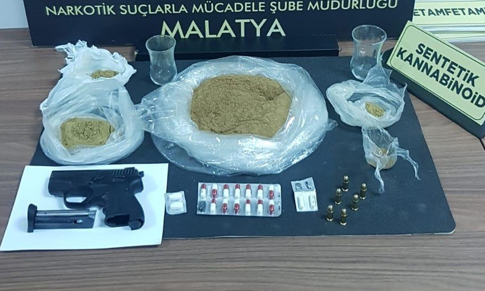 2 torbacı kıskıvrak!