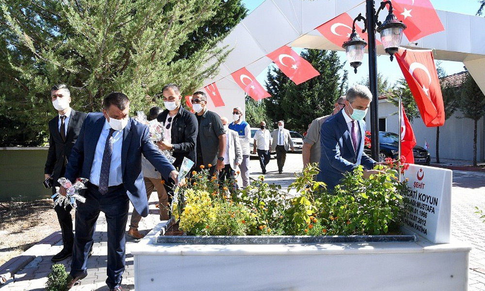 Şehitlik ziyaret edilerek dua okudu