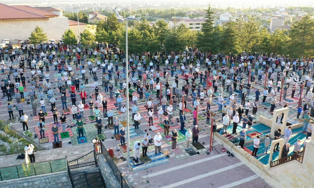 Sosyal mesafeli bayram namazı!