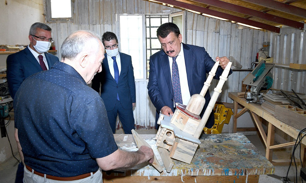 Gürkan: Köşesine çekilmeyip hayır işleri yapıyor