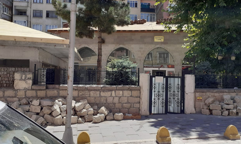 'Tarihi yapı gölgeleniyor'