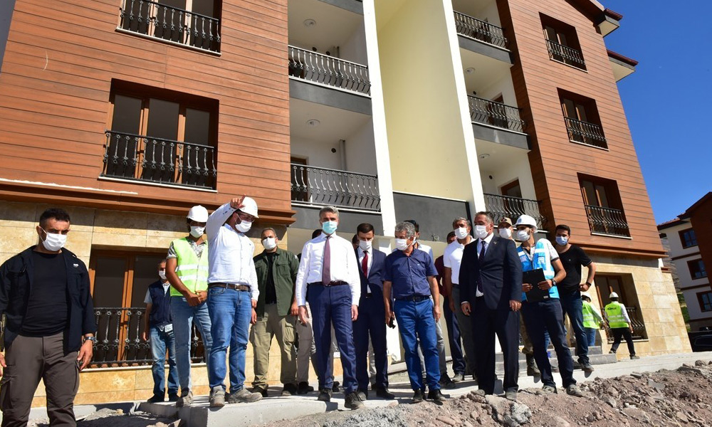 Deprem konutlarını incelediler