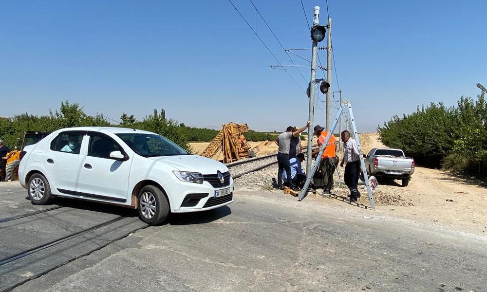 Yük treni tıra çarptı!