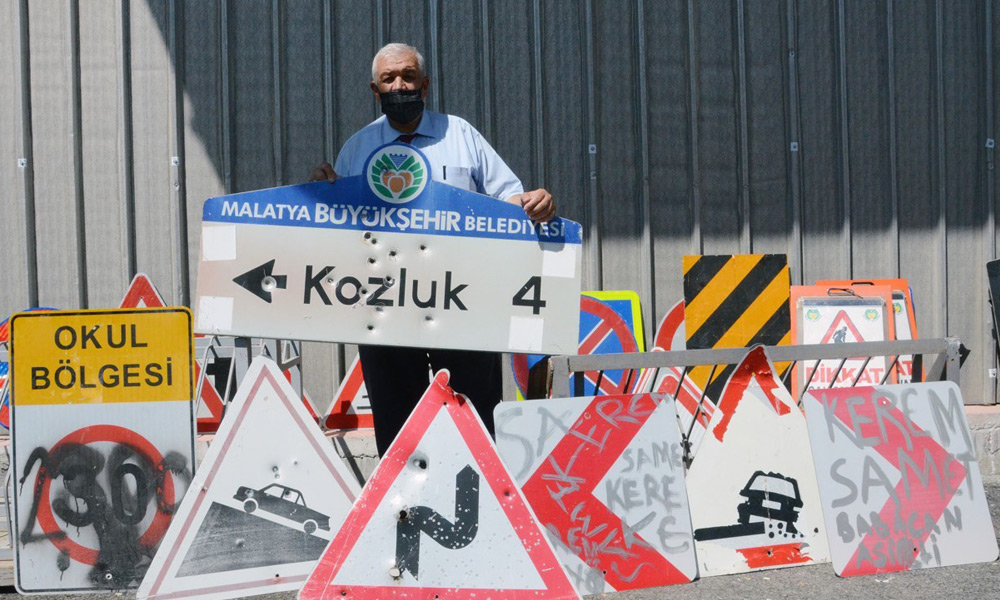 Levhalara vandalizm!