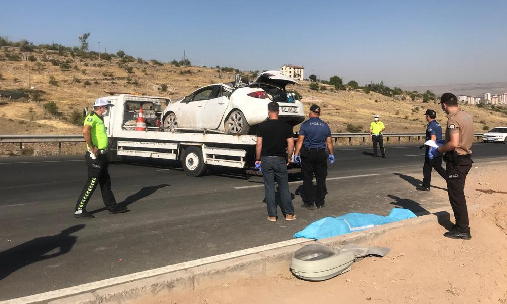 Otomobil aydınlatma direğine çarptı: 1 ölü