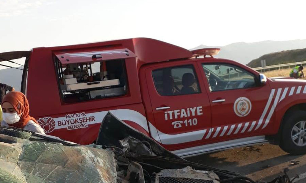 Pikap refüje çarptı: 1 ölü