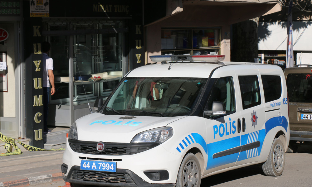 Maskeyle gelerek kuyumcuyu soydular!