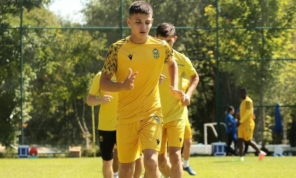 Burak Efe ile profesyonel sözleşme!