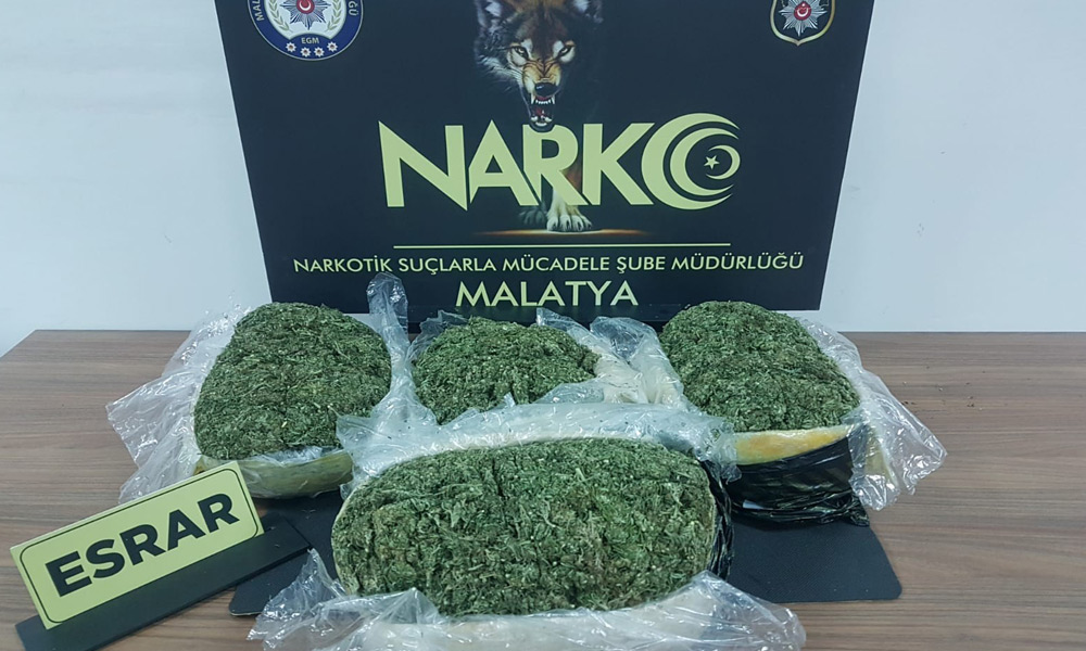 Durdurulan otobüsten esrar çıktı!