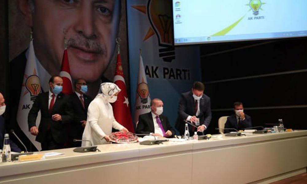 Erdoğan’a MKYK toplantısında kayısılı teşekkür!
