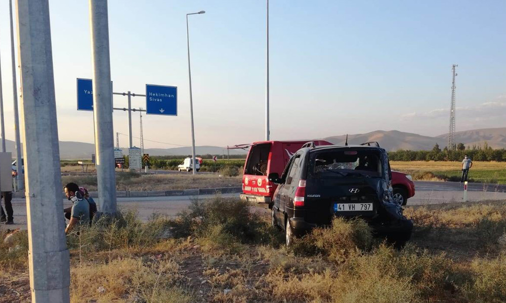 Kamyon ile otomobil çarpıştı!