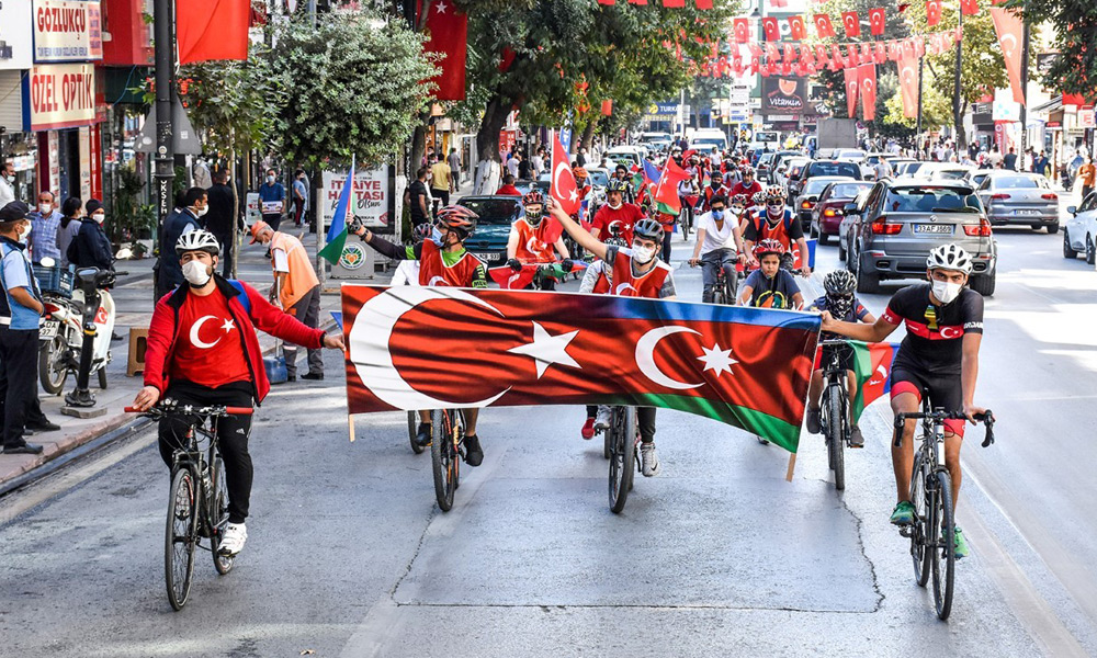 Kardeşlik için pedal çevirdiler!