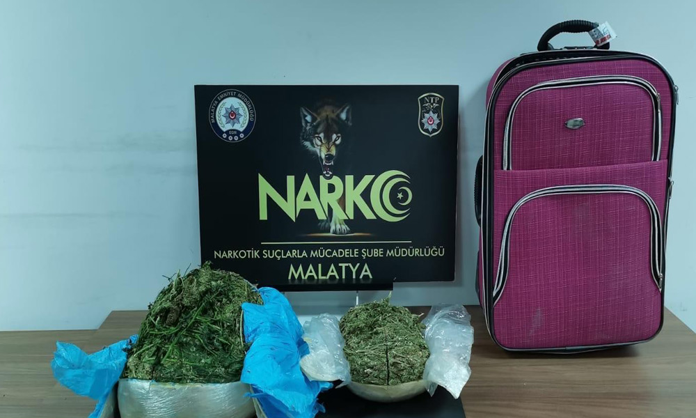 Muavinin valizinde esrar!
