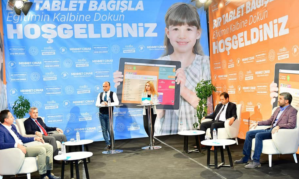 Canlı yayında yüzlerce tablet bağışlandı