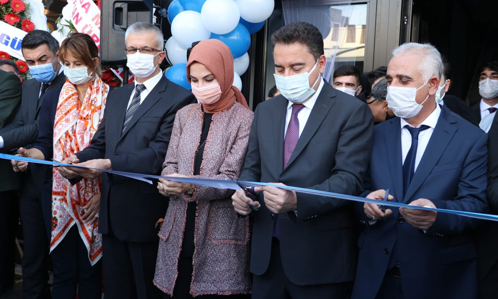 Babacan, partisinin il binasının açılışını yaptı