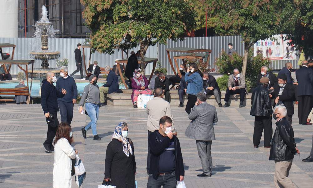 Uyarılara rağmen sokaktalar!