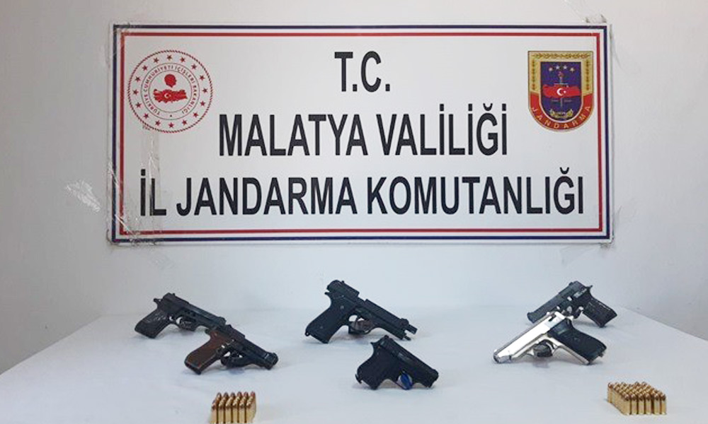 Silah operasyonunda 2 zanlı kıskıvrak!