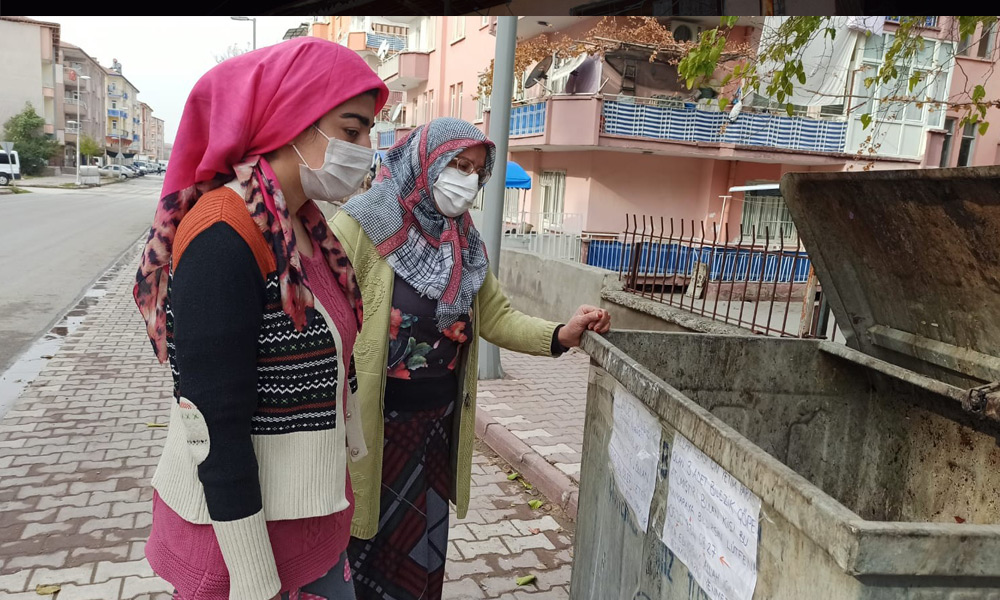 Çöpe attığı bileziklerini arıyor!
