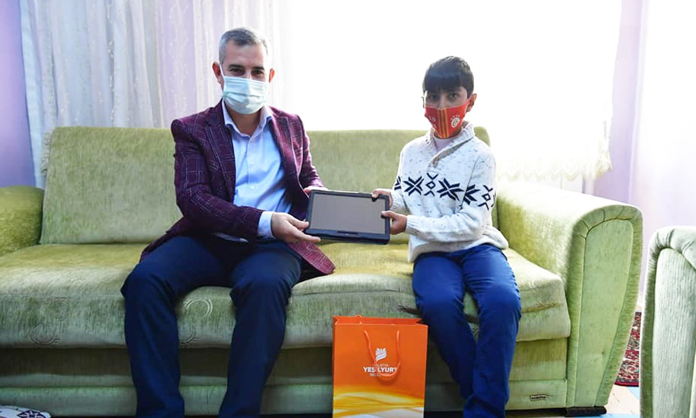 Tabletleri kendi eliyle teslim ediyor