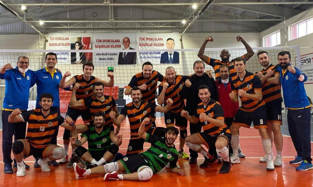 Voleybol takımı erteleme maçını kazandı