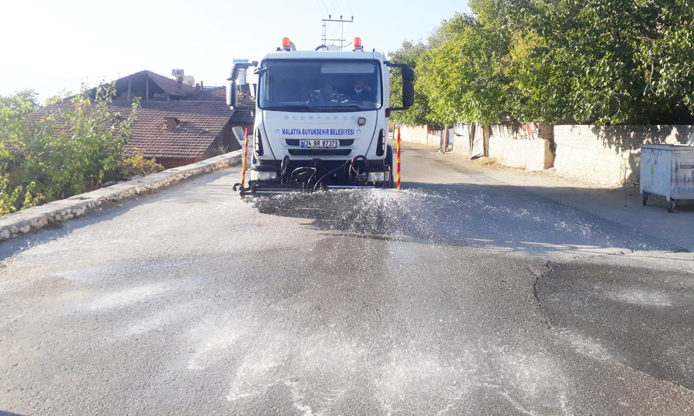 Caddeler ilaçlı suyla yıkanıyor