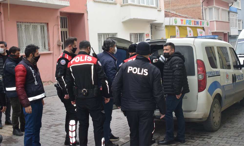 Annesini bıçakla rehin aldı!