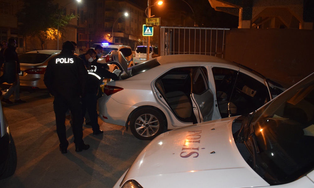 Polis kovalayınca aracını bırakıp kaçtı!
