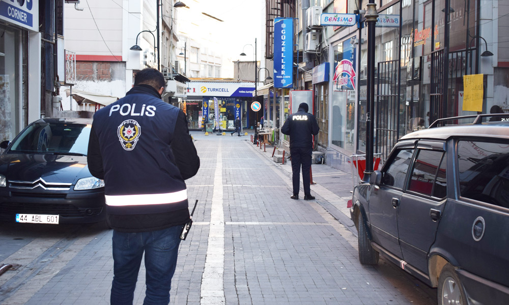 Arkadaşıyla sohbet ederken vuruldu!