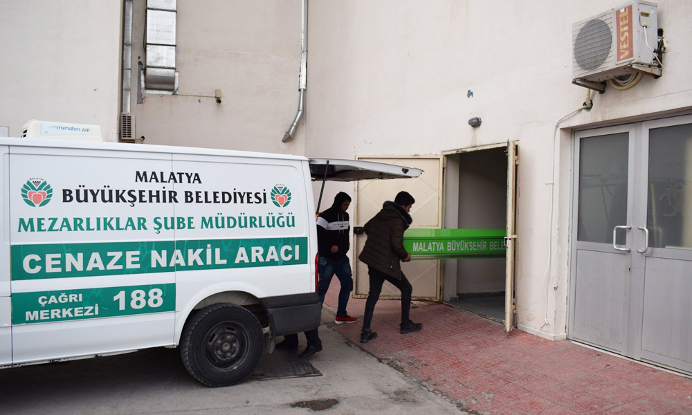 Eşini başından vurup öldürdü!