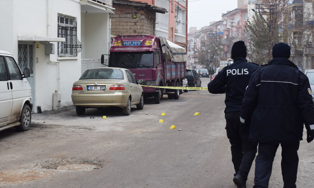 Yol ortasında gündüz vakti silahlı saldırı!