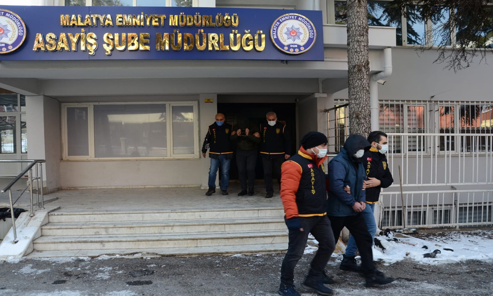 50 bin liralık levha hırsızları yakayı ele verdi!