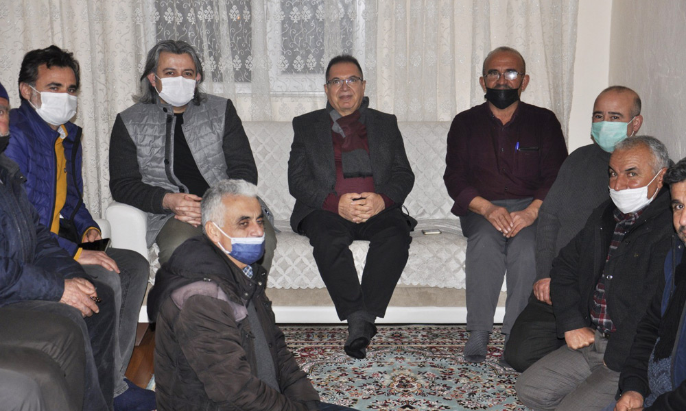 Kapı kapı gezerek sorunları dinliyor!