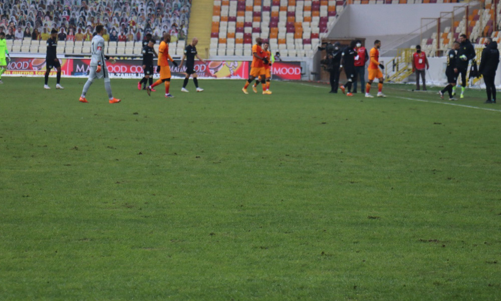 Bozuk zemin Feghouli'nin sakatlanmasına neden oldu