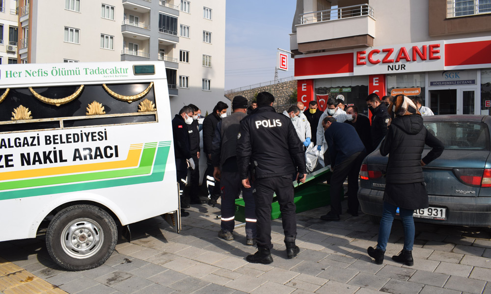Eşiyle tartışıp kendini doğal gaz borusuna astı!