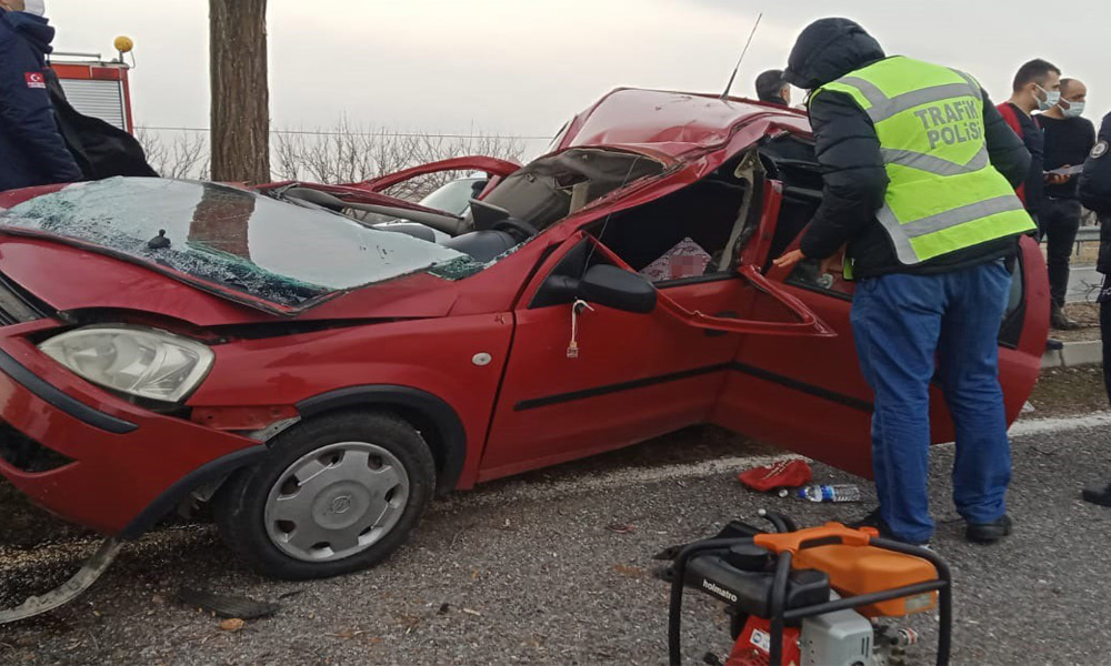 Feci kaza! Sıkışan yaralıları ekipler çıkardı