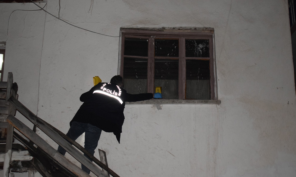 Kavgada hızlarını alamayınca evi kurşunladılar!